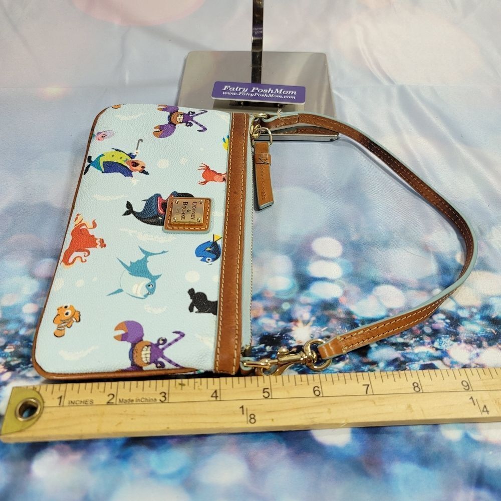 Disney Dooney & Bourke Out to Sea Wristlet / Pouch Authentic - Picture 14 of 15